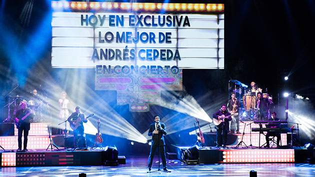 Andrés Cepeda cantando en la entrega de los premios Titanes Caracol 2015
