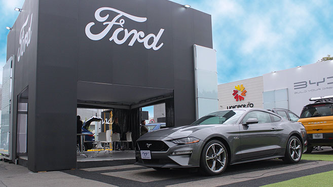 Ford Mustang Gris en la exposición MotorFair 2022