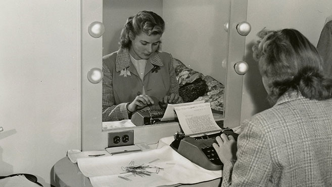 Ingrid Bergman frente al espejo escribiendo en su máquina de escribir