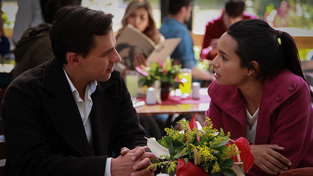 Iván López y Susana Rojas conversando en una escena de la serie No Olvidarás Mi Nombre de RCN