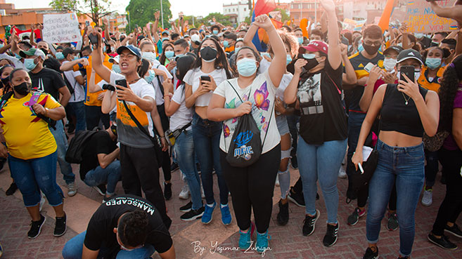 Grupo de estudiantes en manifestación pacífica de Cartagena