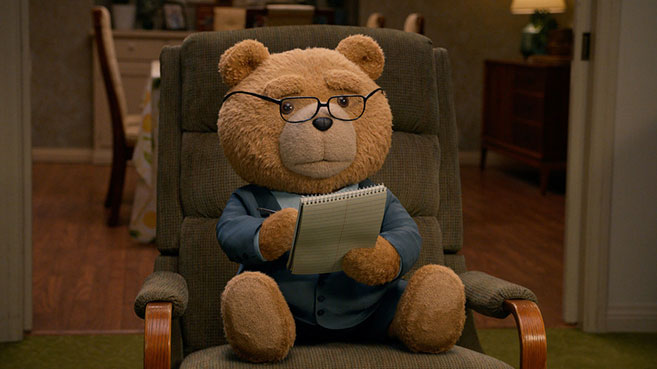 Ted vestido como psicólogo, sentado en una silla y sosteniendo una libreta.