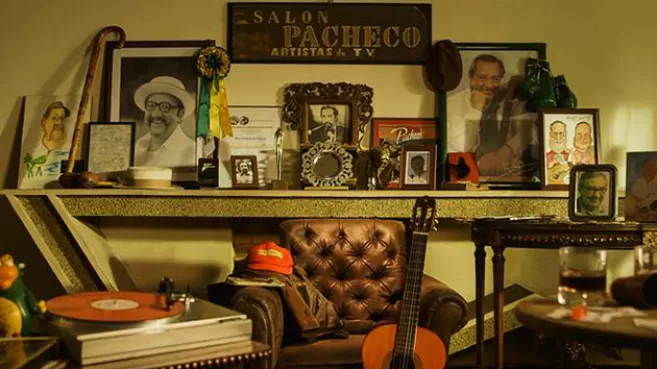 Habitación con articulos, cuadros y portaretratos de Pacheco