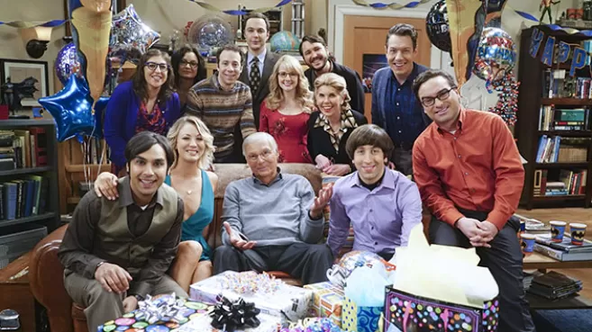 Adam West (Batman) junto al elenco de The Big Bang Theory