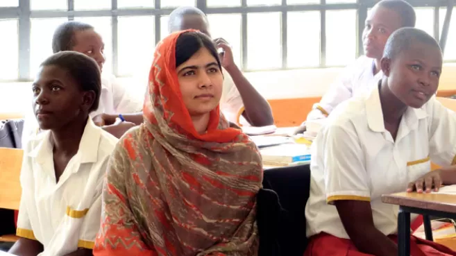 Malala rodeada de estudiantes africanos