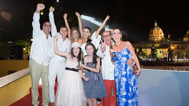 Elenco de Las Hermanitas Calle en Cartagena, celebrando su triunfo en los Premios India Catalina