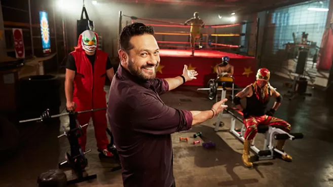 Santiago Rodríguez, presentador de ¡Qué Camello!, en un gimnasio de boxeo con tres luchadores