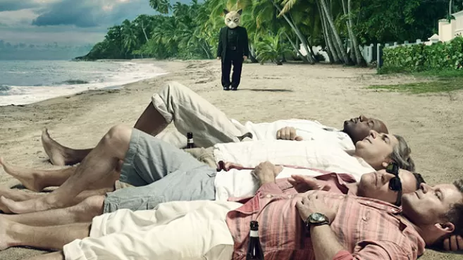 Michael Imperioli, Romany Malco, Steve Zahn y Ben Chaplin, protagonistas de la serie "Mad Dogs", acostados en la orilla de la playa