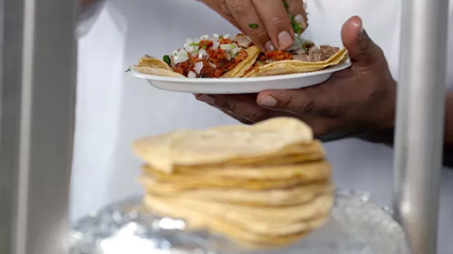 Manos del Chef Enrique Olvera preparando comida mexicana