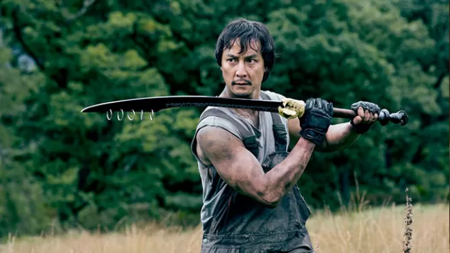 Daniel Wu como Sunny sosteniento una espada, en la serie Into the Badlands