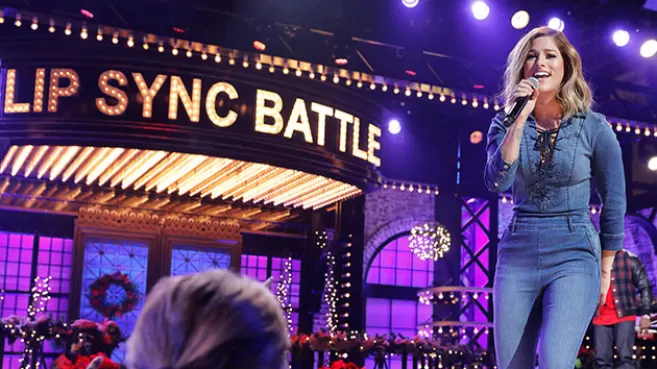 Mujer cantando en Lip Sync Battle de Comedy Central