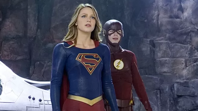 Melissa Benoist como Supergirl y Grant Gustin como Flash, en el crossover de Supergirl y Flash