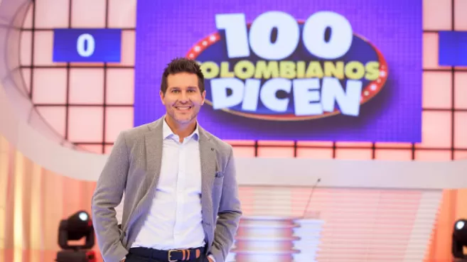 Marcelo Cezán en el escenario del programa concurso "100 Colombianos Dicen" de Caracol Televisión