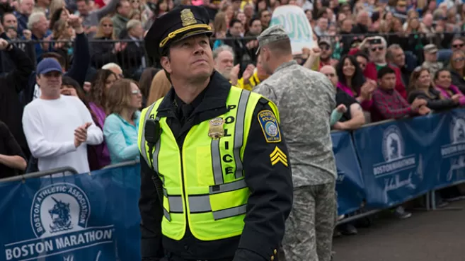 Mark Wahlberg como el policía Tommy Saunders en la película "Día del Atentado" (Patriots Day)