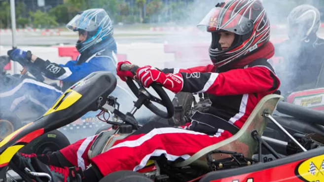 Samantha Siqueiros como Vikki en un Kart, en la serie "Vikki RPM" de Nickelodeon