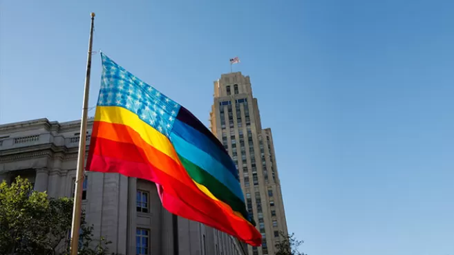 Bandera de Estados Unidos con colores del Orgullo LGBT