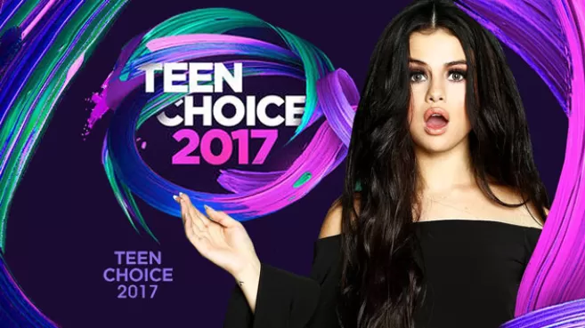 Selena Gómez vestida de negro para los premios Teen Choice 2017