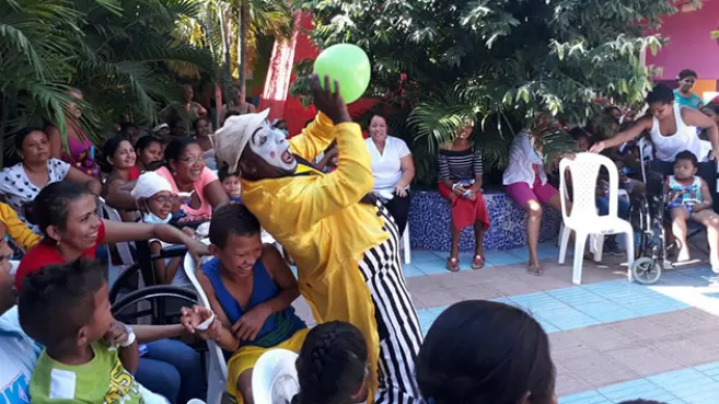 Mimo vestido de payaso entreteniendo a las familias de La Casa del Niño en Cartagena
