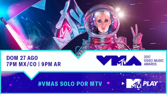 Katy Perry vestida de astronauta con bandera de MTV en la mano, para la promo de los VMA 2017