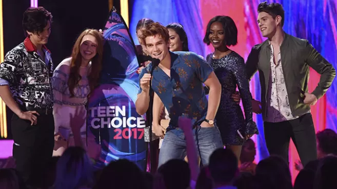 Elenco de la serie Riverdale recibiendo el premio Teen Choice 2017
