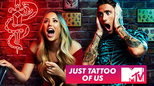 Pareja de jóvenes tatuados sorprendidos, en promo del programa "Just Tattoo of Us" de MTV