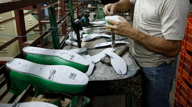 Hombre haciendo zapatos