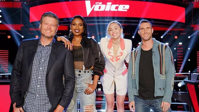 Blake Shelton, Jenniffer Hudson, Miley Cyrus y Adam Levine (de Maroon 5) en el escenario de The Voice