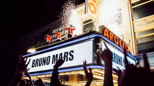Bruno Mars cantando en vivo sobre la marquesina del Teatro Apollo