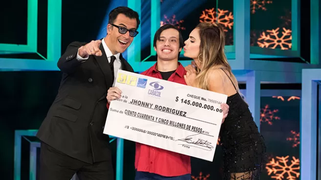 Johnny Rodríguez, ganador de Sábados Felices 2017 celebrando su triunfo junto a Humberto Rodríguez "El Gato" y Vaneza Peláez