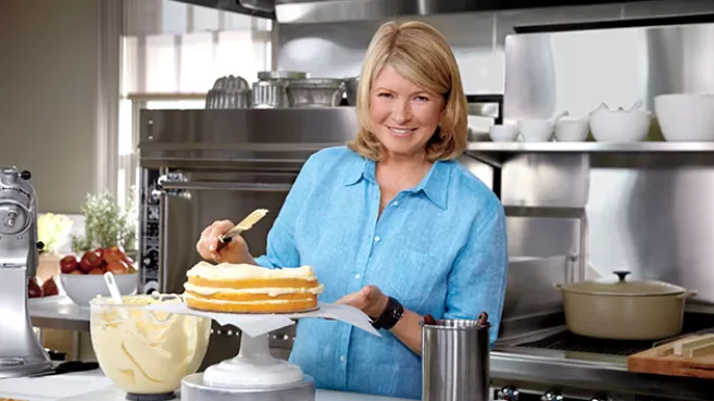Martha Stewart en la cocina preparando una torta