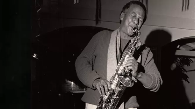 Frank Morgan tocando saxofón