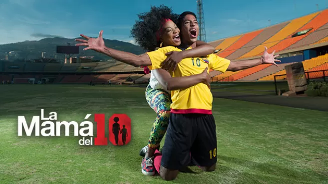 Karent Hinestroza y Sergio Herrera, protagonistas de "La Mamá del 10" celabrando un gol en un estadio vacío