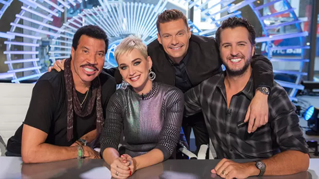 Lionel Richie, Katy Perry, Ryan Seacrest y Luke Bryan abrazados en el set de American Idol