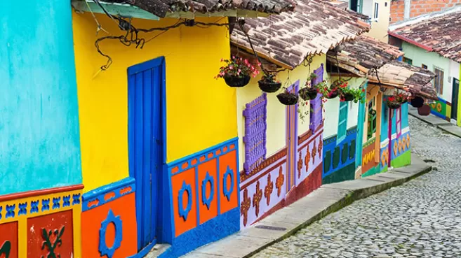 Casas pintadas de colores vivos