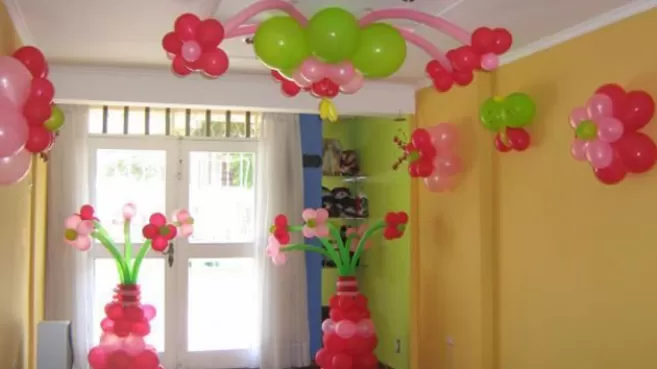 Arreglo decorativo con globos rosados y verdes
