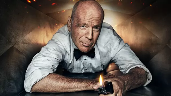 Bruce Willis sosteniendo un encendedor