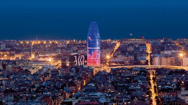 Vista nocturna de la Torre Agbar de Barcelona