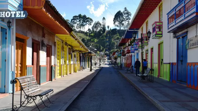 Calle con casas de colores