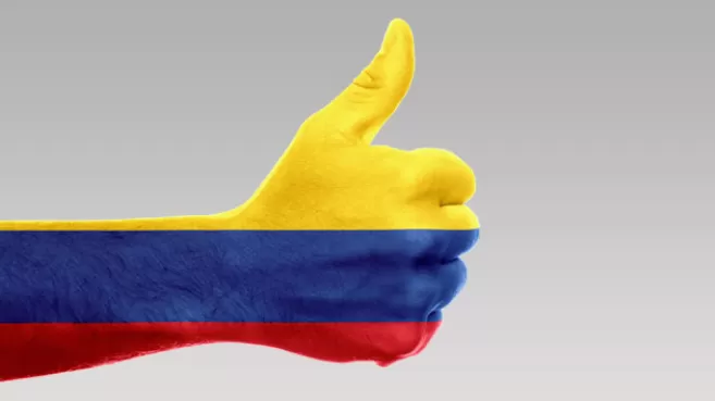 Mano pintada con la bandera de Colombia