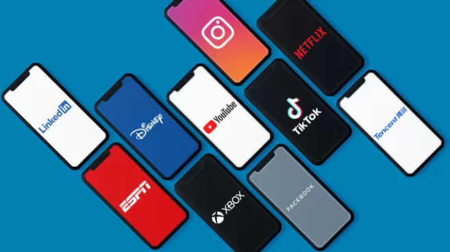 Celulares con logos de las marcas de entretenimiento más valiosas: TikTok, Instagram, Netflix, LinkedIn, Xbox, ESPN, Tencent, Disney, Youtube y Facebook