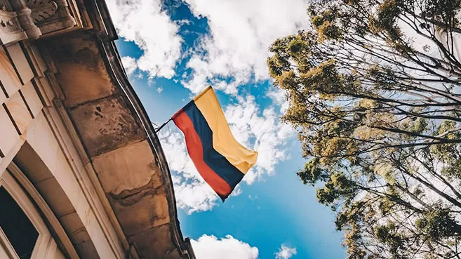 Bandera de Colombia izada en una fachada