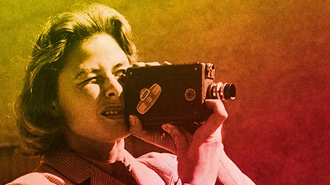Ingrid Bergman sosteniendo una cámara de video
