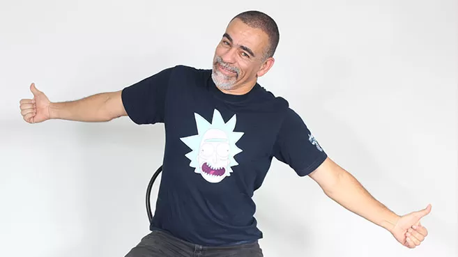 Juan Guzmán con camiseta de Rick Sánchez de Rick & Morty