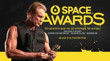 Dolph Lundgren vestido de militar, sosteniendo una granada, para los SPACE Awards 2016