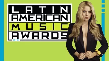Shakira con saco negro de escote profundo junto al logo de Latin American Music Awards 2017