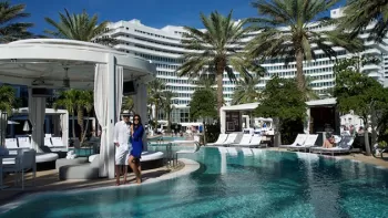 Pareja en la piscina del Hotel Fontainebleau Miami Beach