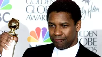 Denzel Washington sostiene un Golden Globe Award