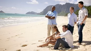 Elenco de la serie Hawaii 5-0 en la playa