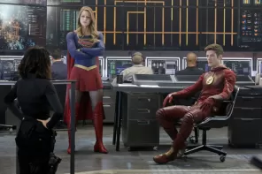 Melissa Benoist como Supergirl y Grant Gustin en una escena del crossover de Supergirl y Flash