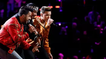 Luis Fonsi y Daddy Yankee cantando "Despacito", junto al finalista Mark Isaiah